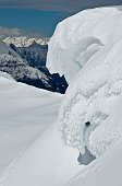 10-UN'ENORME CORNICE SULLA CIMA